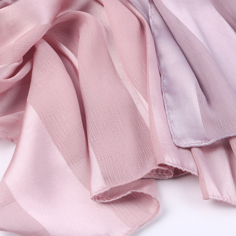 Női chiffon hijab kendő, csíkos pliszírozott textúrával és természetes ráncokkal