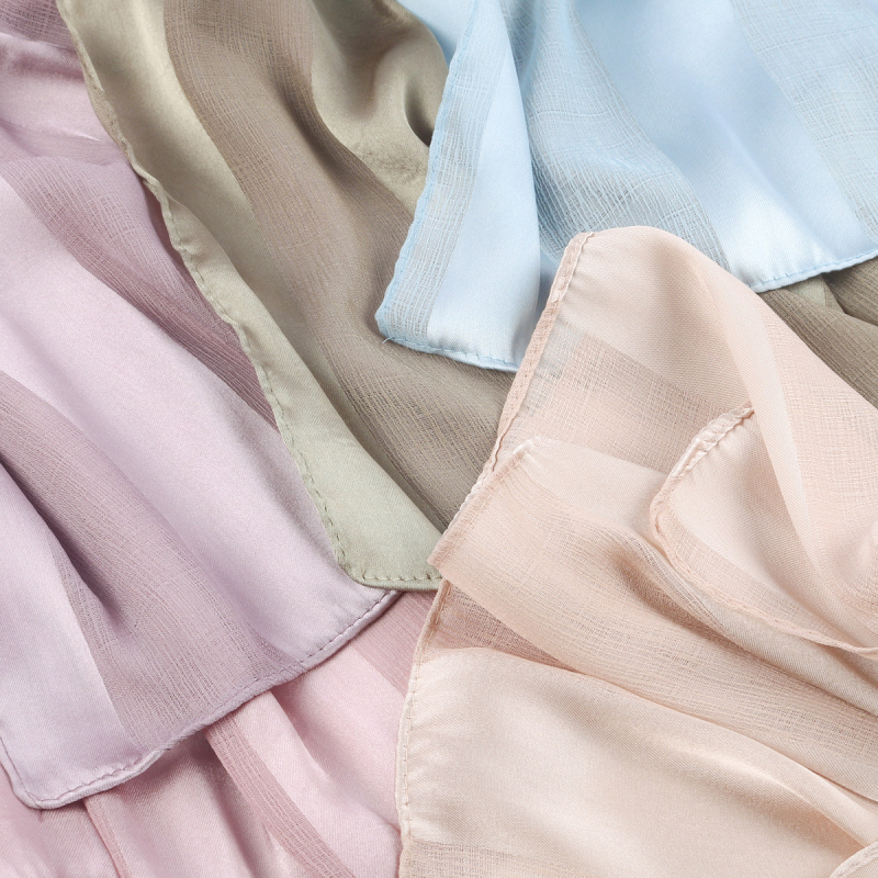 Női chiffon hijab kendő, csíkos pliszírozott textúrával és természetes ráncokkal