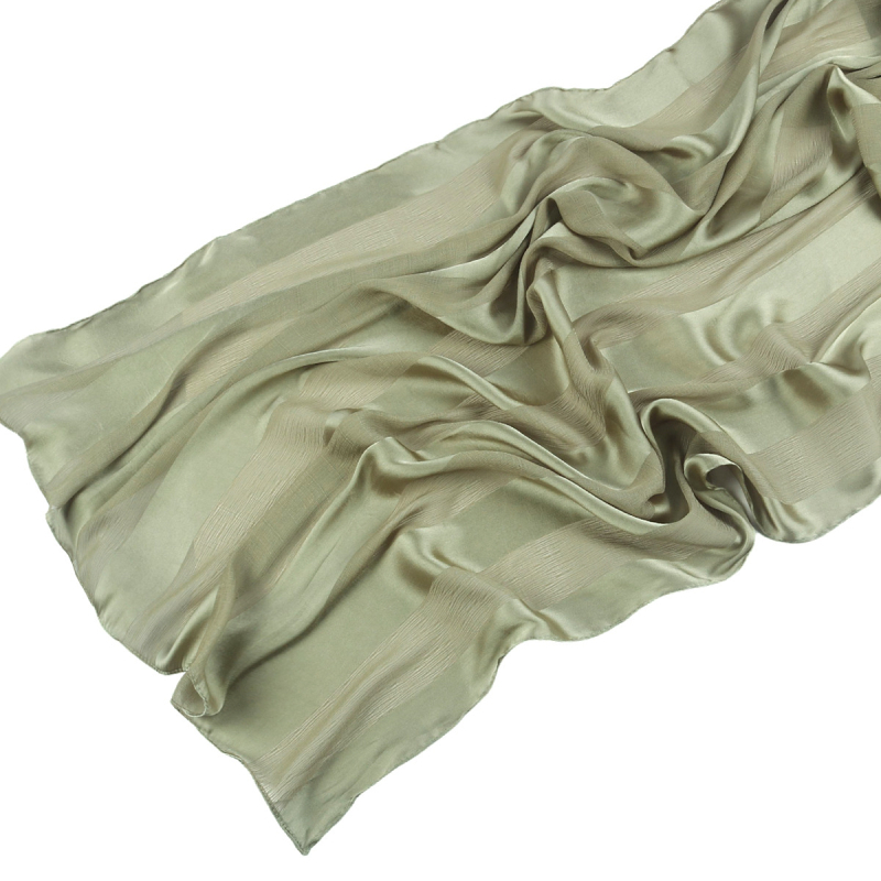 Női chiffon hijab kendő, csíkos pliszírozott textúrával és természetes ráncokkal
