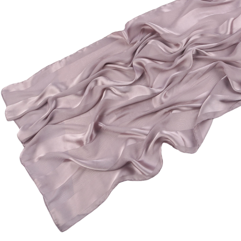 Női chiffon hijab kendő, csíkos pliszírozott textúrával és természetes ráncokkal