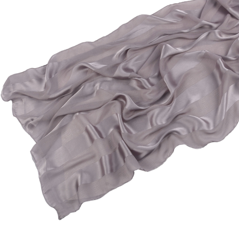 Női chiffon hijab kendő, csíkos pliszírozott textúrával és természetes ráncokkal