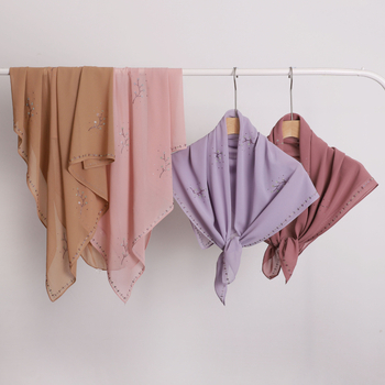 Gyöngyház színű strasszos chiffon négyszögletes sál, 90×90 cm, poliészter, napvédelmi funkció
