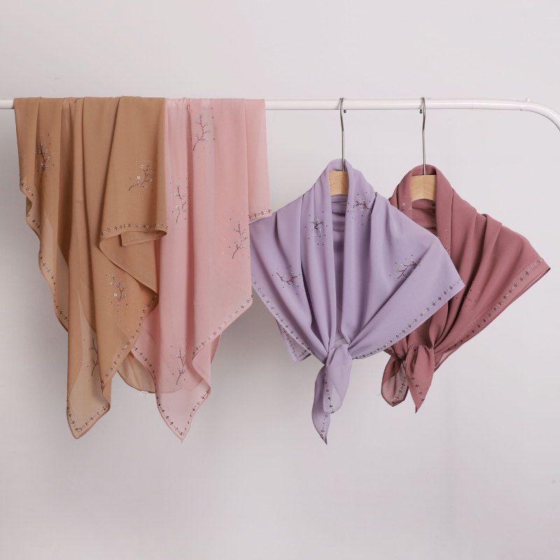 Gyöngyház színű strasszos chiffon négyszögletes sál, 90×90 cm, poliészter, napvédelmi funkció