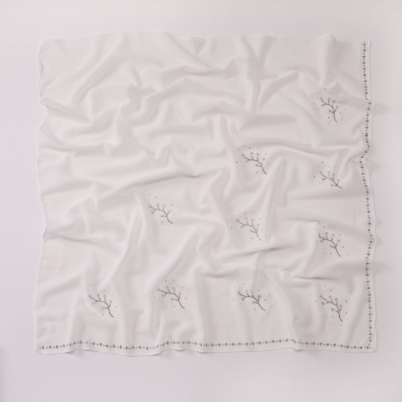 Gyöngyház színű strasszos chiffon négyszögletes sál, 90×90 cm, poliészter, napvédelmi funkció