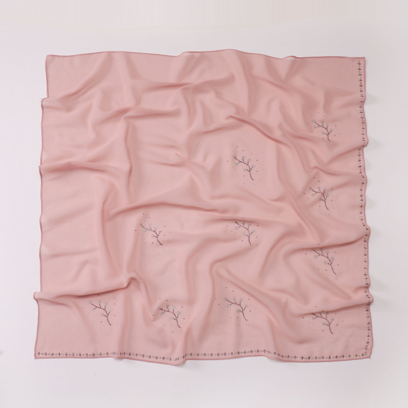 Gyöngyház színű strasszos chiffon négyszögletes sál, 90×90 cm, poliészter, napvédelmi funkció