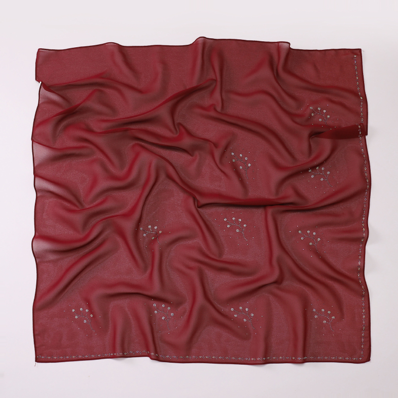 Gyöngyház színű strasszos chiffon négyszögletes sál, 90×90 cm, poliészter, napvédelmi funkció