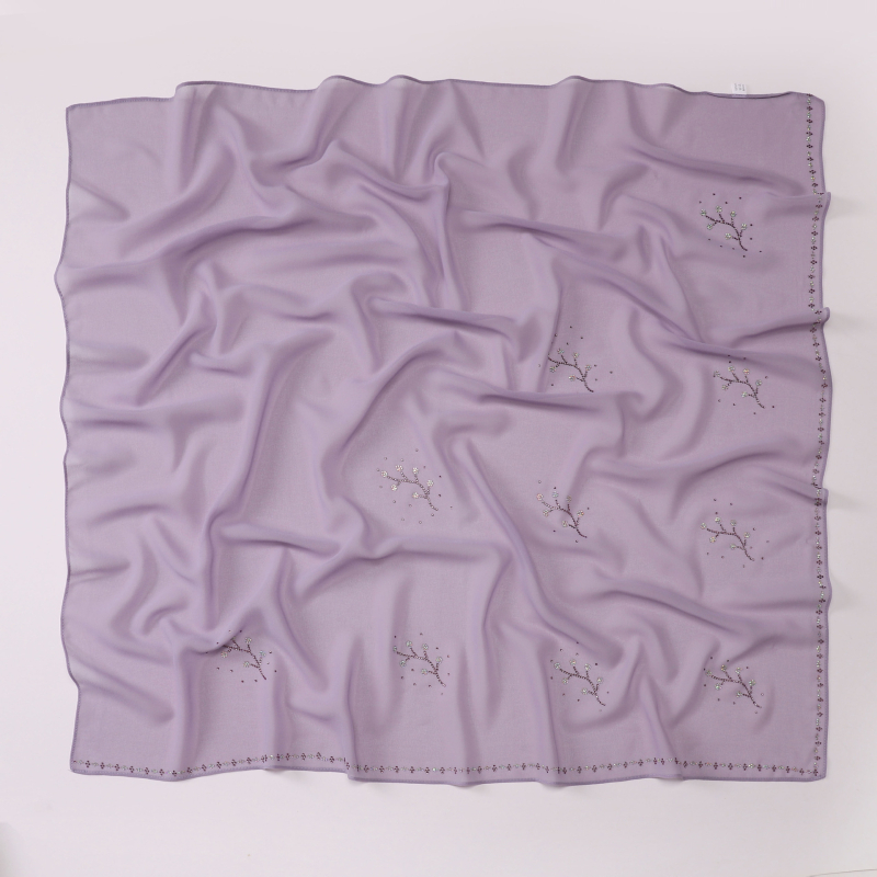 Gyöngyház színű strasszos chiffon négyszögletes sál, 90×90 cm, poliészter, napvédelmi funkció