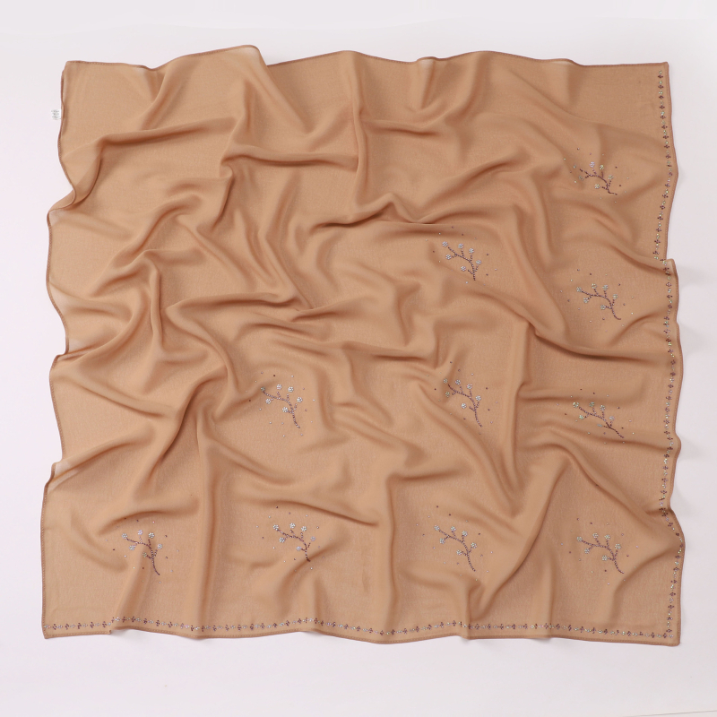 Gyöngyház színű strasszos chiffon négyszögletes sál, 90×90 cm, poliészter, napvédelmi funkció