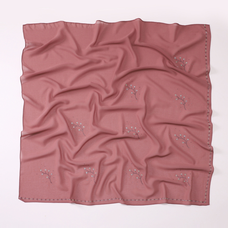 Gyöngyház színű strasszos chiffon négyszögletes sál, 90×90 cm, poliészter, napvédelmi funkció