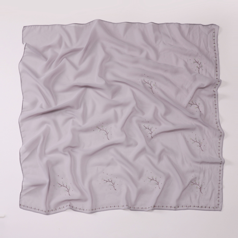 Gyöngyház színű strasszos chiffon négyszögletes sál, 90×90 cm, poliészter, napvédelmi funkció