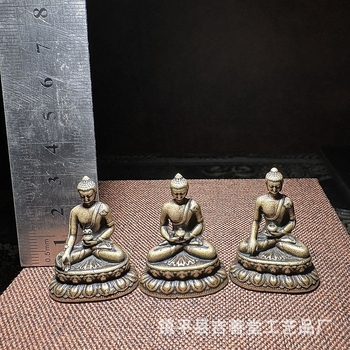 Starostlivo vyrezávaná meďová mini Buddha soška - prenosná vrecková veľkosť, Šakyamún Buddha