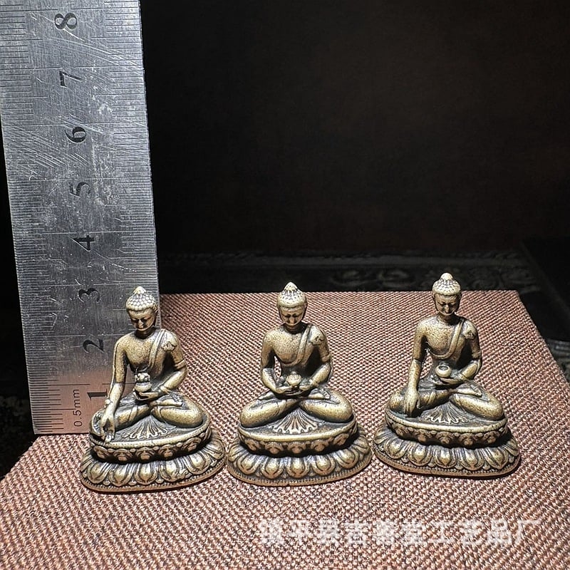 Starostlivo vyrezávaná meďová mini Buddha soška - prenosná vrecková veľkosť, Šakyamún Buddha