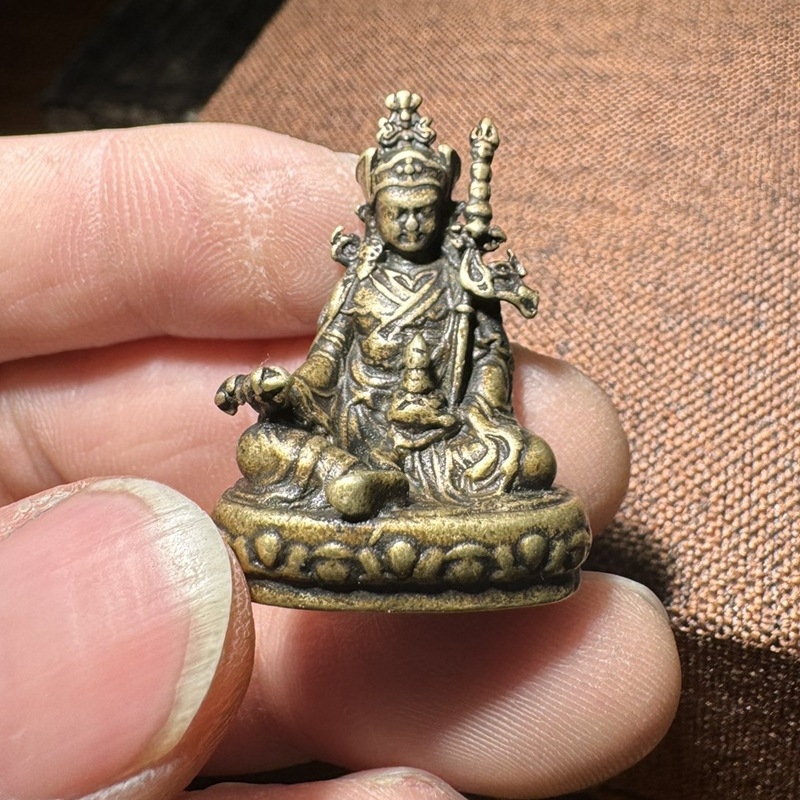 Starostlivo vyrezávaná meďová mini Buddha soška - prenosná vrecková veľkosť, Šakyamún Buddha
