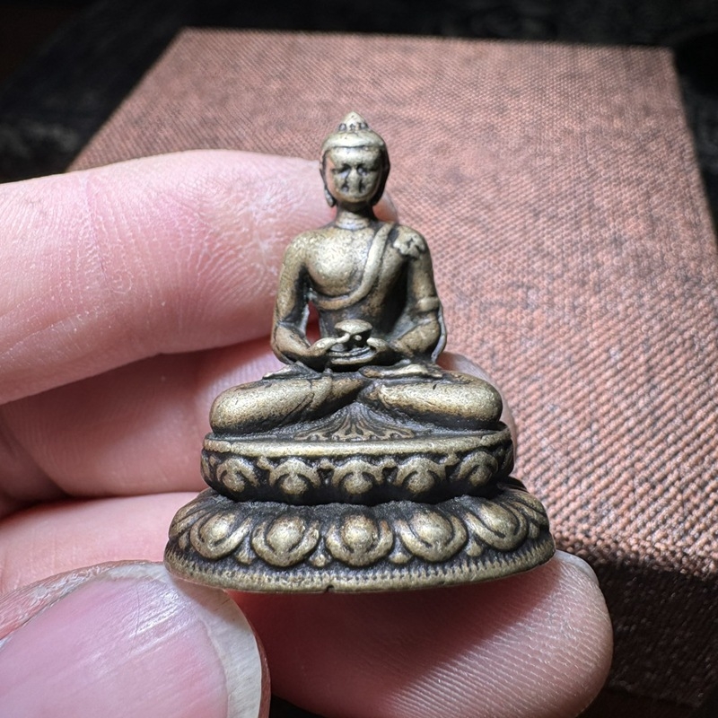 Starostlivo vyrezávaná meďová mini Buddha soška - prenosná vrecková veľkosť, Šakyamún Buddha