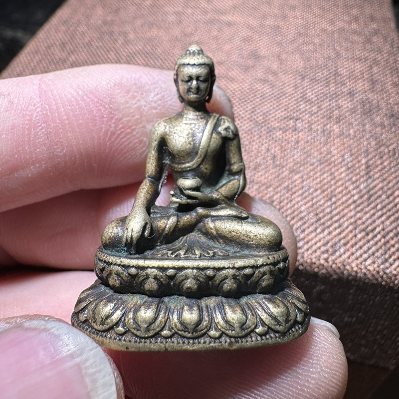 Starostlivo vyrezávaná meďová mini Buddha soška - prenosná vrecková veľkosť, Šakyamún Buddha