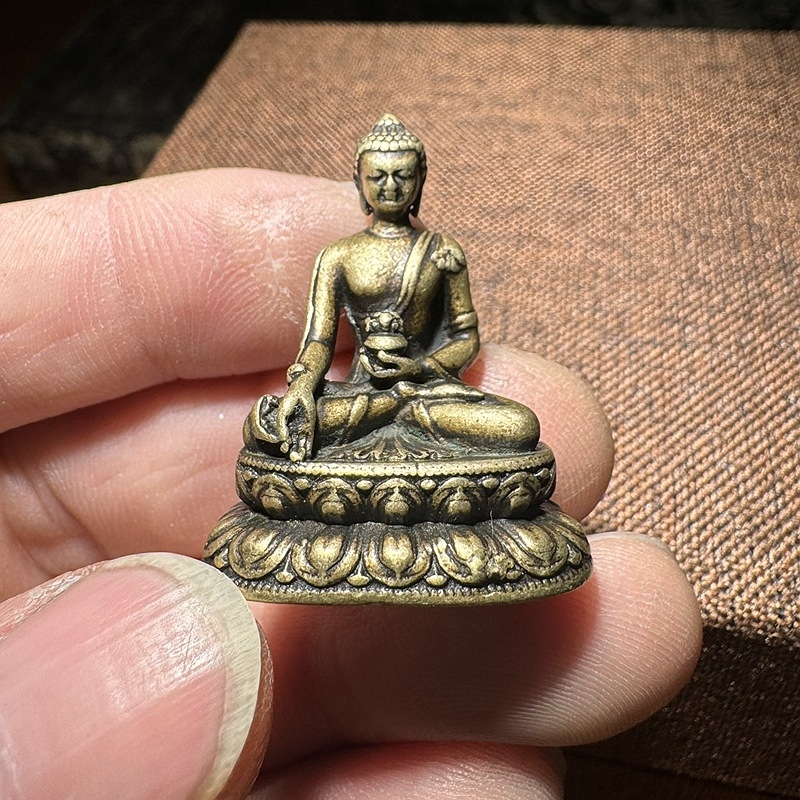 Starostlivo vyrezávaná meďová mini Buddha soška - prenosná vrecková veľkosť, Šakyamún Buddha