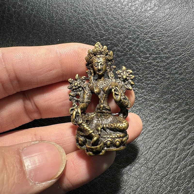 Starostlivo vyrezávaná meďová mini Buddha soška - prenosná vrecková veľkosť, Šakyamún Buddha