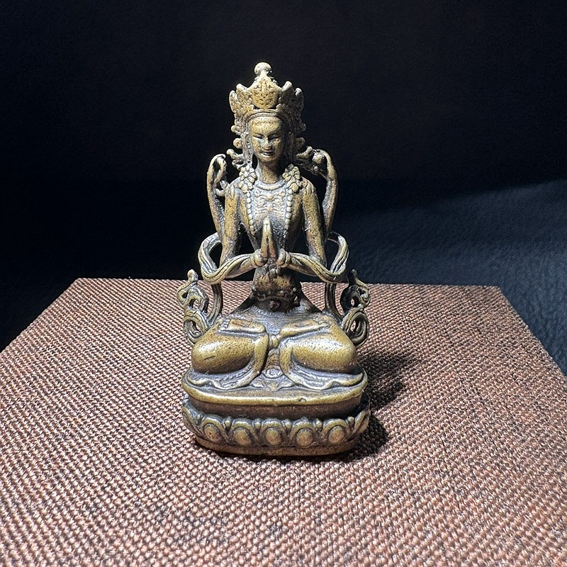 Starostlivo vyrezávaná meďová mini Buddha soška - prenosná vrecková veľkosť, Šakyamún Buddha