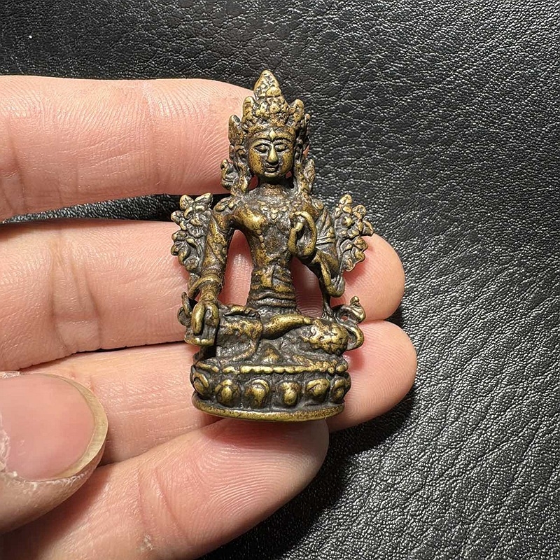 Starostlivo vyrezávaná meďová mini Buddha soška - prenosná vrecková veľkosť, Šakyamún Buddha