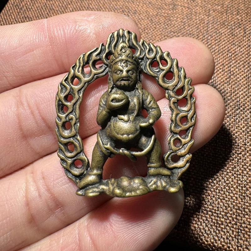 Starostlivo vyrezávaná meďová mini Buddha soška - prenosná vrecková veľkosť, Šakyamún Buddha