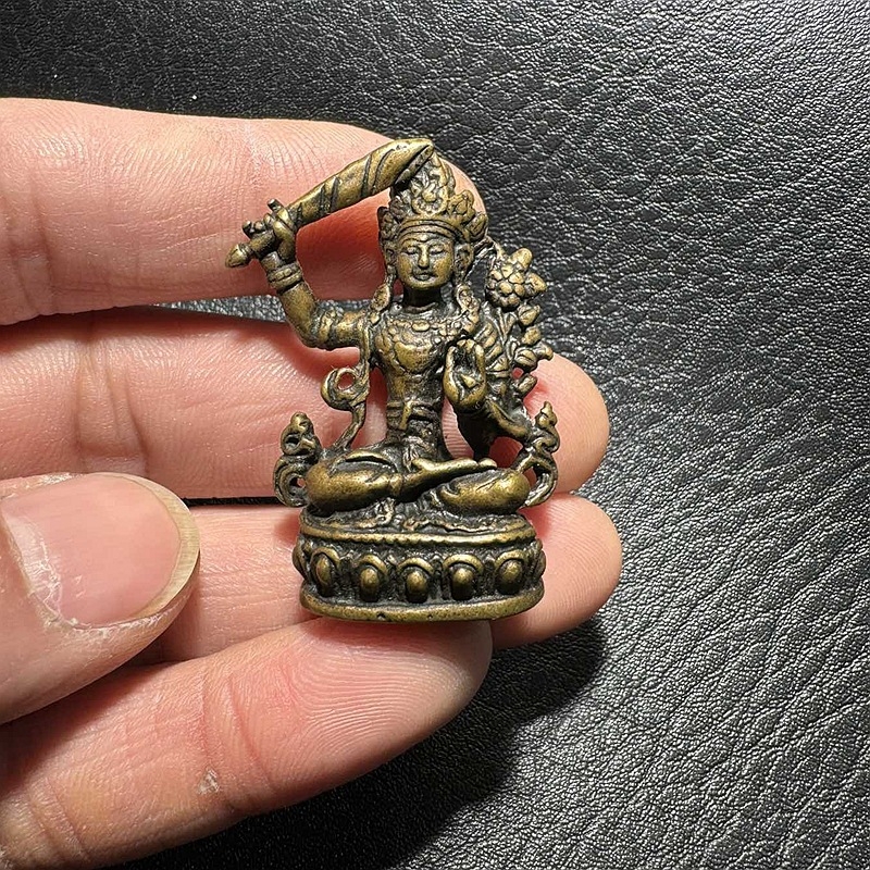 Starostlivo vyrezávaná meďová mini Buddha soška - prenosná vrecková veľkosť, Šakyamún Buddha