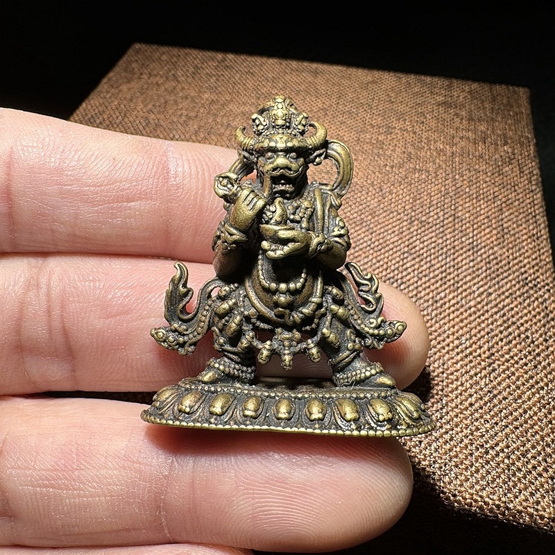 Starostlivo vyrezávaná meďová mini Buddha soška - prenosná vrecková veľkosť, Šakyamún Buddha
