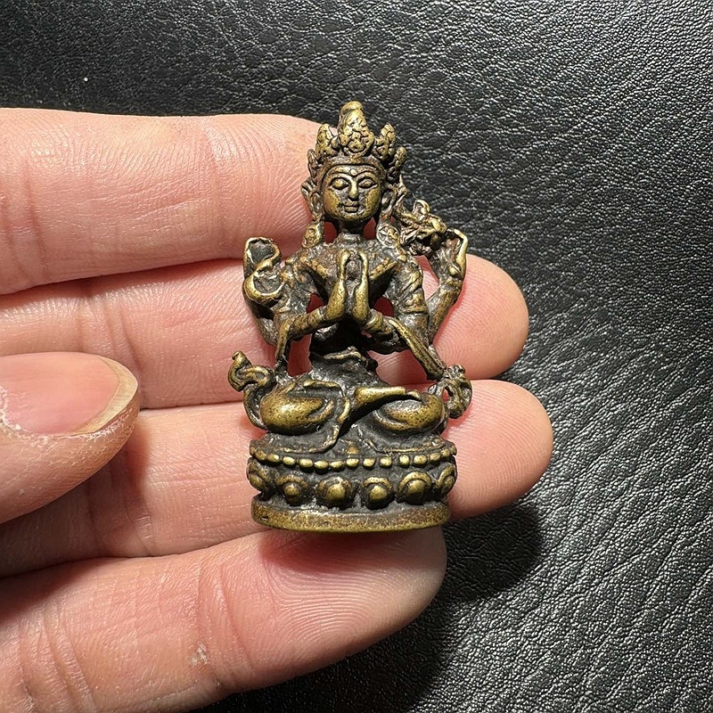 Starostlivo vyrezávaná meďová mini Buddha soška - prenosná vrecková veľkosť, Šakyamún Buddha