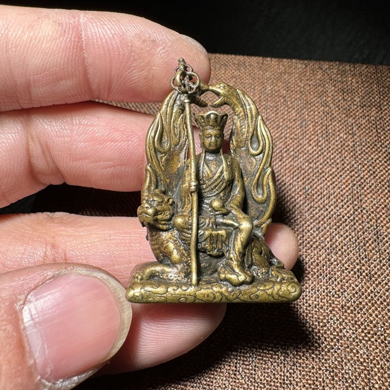Starostlivo vyrezávaná meďová mini Buddha soška - prenosná vrecková veľkosť, Šakyamún Buddha