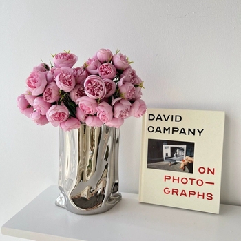 Umelé hodvábne ruže a kamélie v váze – dekorácia do interiéru pre obývaciu izbu, jedálenský stôl a spálňu