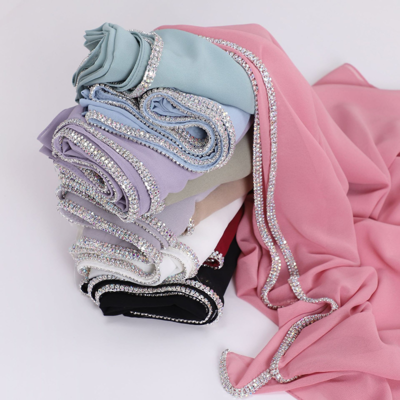 Ženski hijab od šifona s dugim rubom ukrašenim dijamantima, jednofarbna perlna boja, 175 × 70 cm