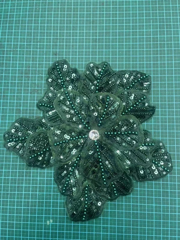 DIY čipka s veľkým kvetinovým motívom na šitie — vyšívanie, flitre a perly pre večerné a svadobné šaty