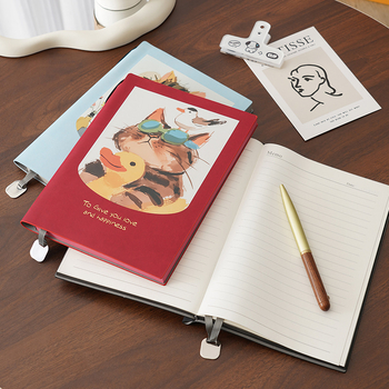 Notebook s farebnou karikatúrnou ilustráciou, hrubé mäkké kožené vyzerajúce puzdro, stránky s vodorovnými riadkami