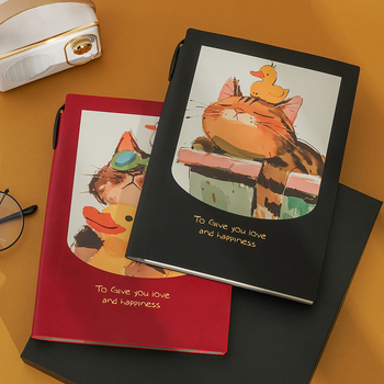 Notebook s farebnou karikatúrnou ilustráciou, hrubé mäkké kožené vyzerajúce puzdro, stránky s vodorovnými riadkami