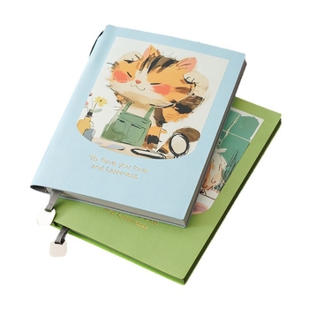 Notebook s farebnou karikatúrnou ilustráciou, hrubé mäkké kožené vyzerajúce puzdro, stránky s vodorovnými riadkami