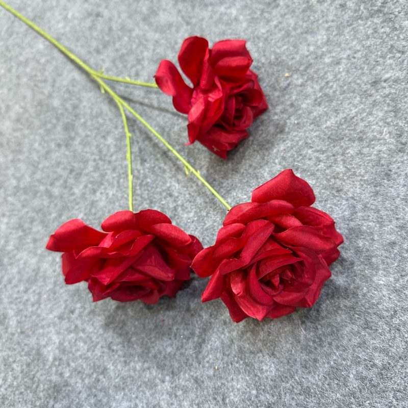 Trojhlavá diamantová ruža – saténová umelecká kvetina pre svadby a domácu dekoráciu