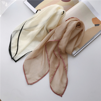 Női chiffon sál kontrasztos szegéllyel, négyszögletes, fekete, 70x70 cm