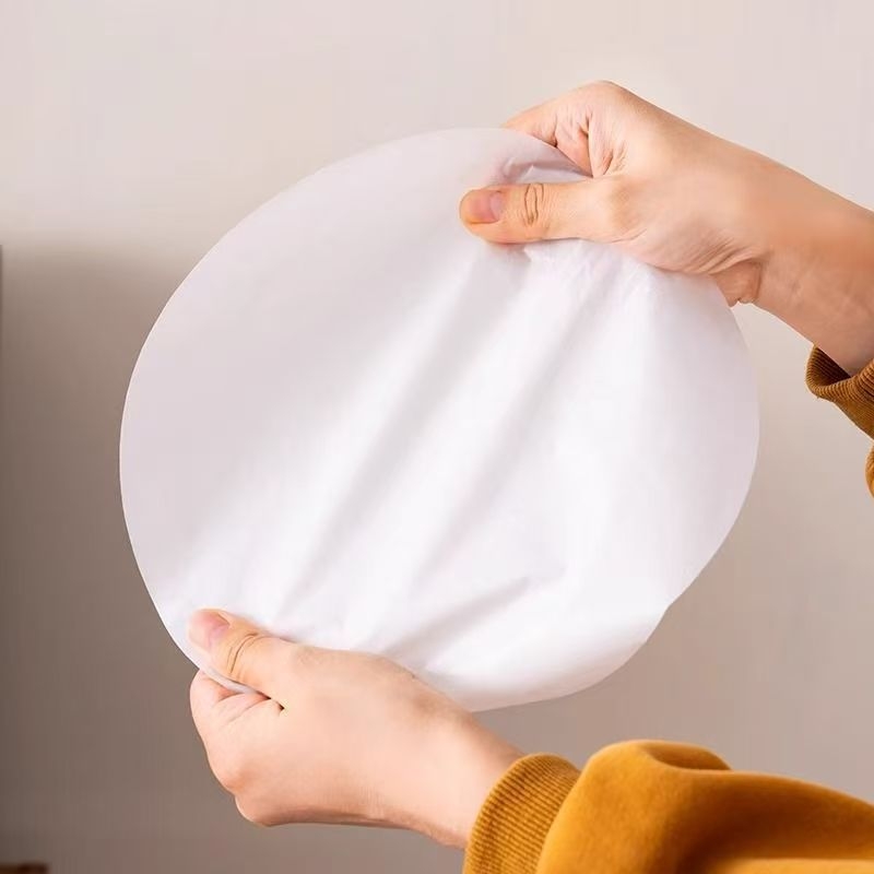 Hrubý kruhový papier na pečenie so silikónovým povlakom, nelepivý, obojstranný, odolný voči vysokým teplotám a absorbujúci tuk, na domáce pečenie.
