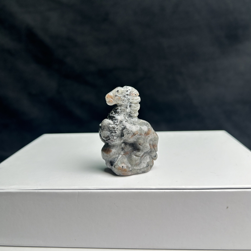 Skulptura konja od prirodnog kristala i kamena, stolna dekoracija