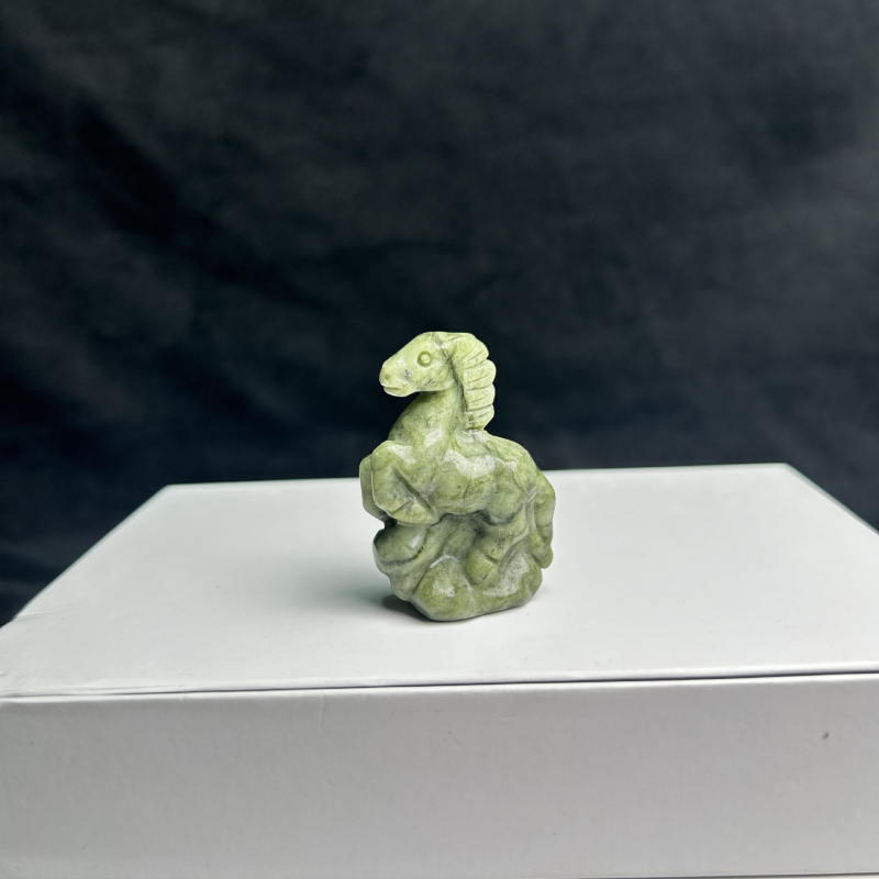Skulptura konja od prirodnog kristala i kamena, stolna dekoracija