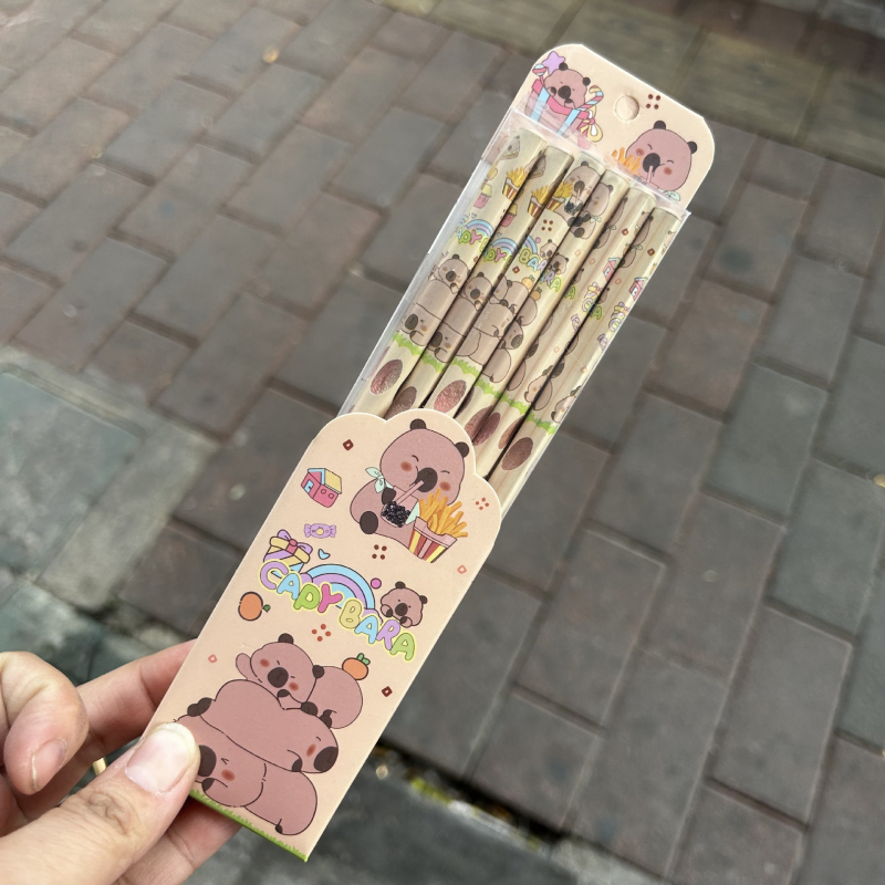 Sada 12 drevených ceruziek so vzormi Stitch a kapibára na zlepšenie držania ceruzky
