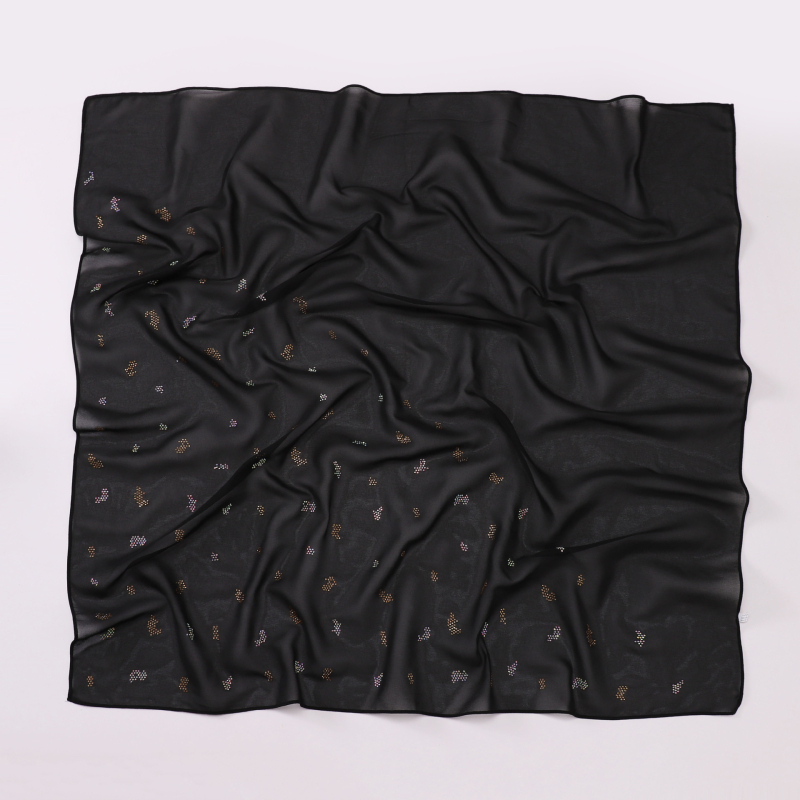 Gyöngyházfényű sifon leopárd mintás strasszos négyszögkendő, etnikus stílus, 90 cm