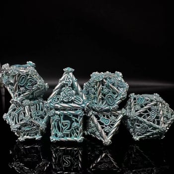 Metalni set kockica za stolne RPG s otvorenim uzorkom ruže