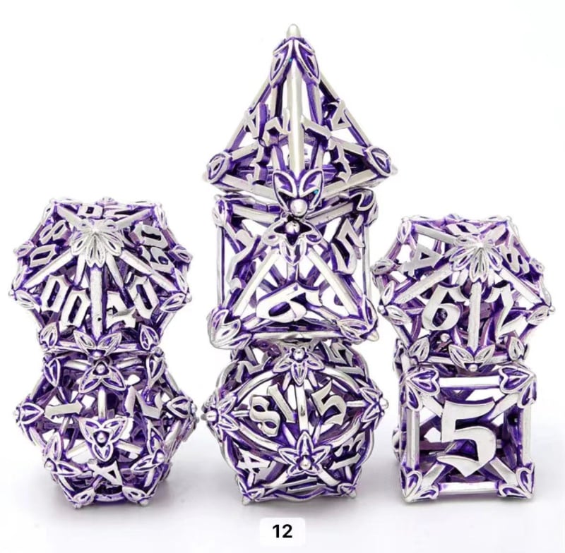Metalni set kockica za stolne RPG s otvorenim uzorkom ruže