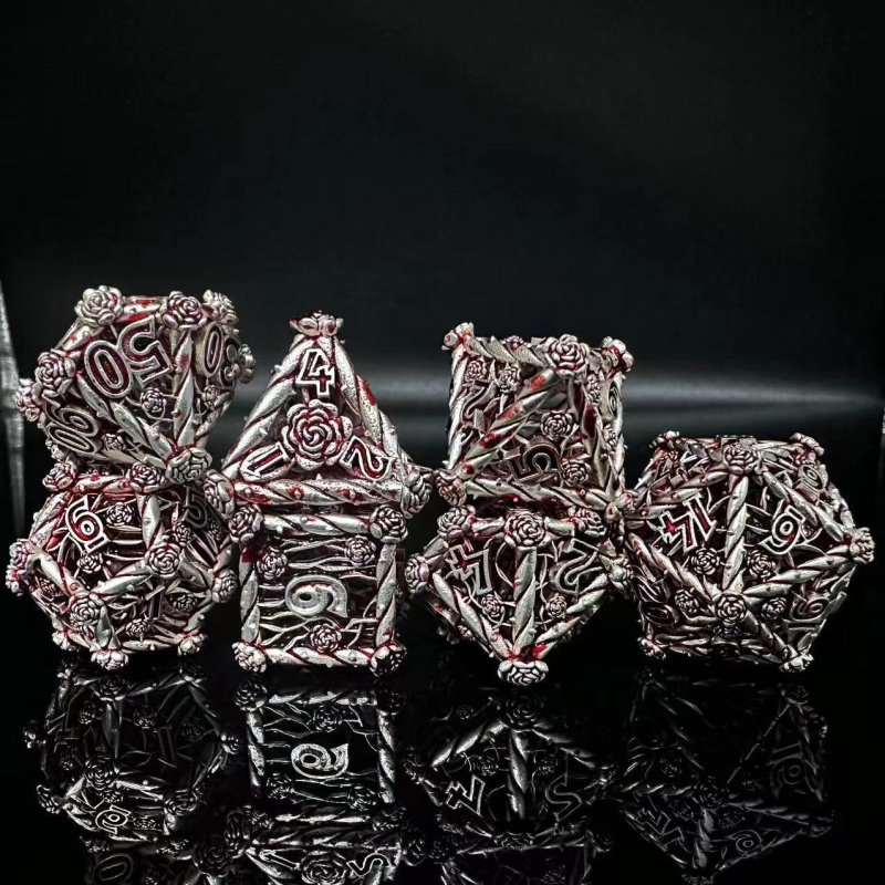 Metalni set kockica za stolne RPG s otvorenim uzorkom ruže