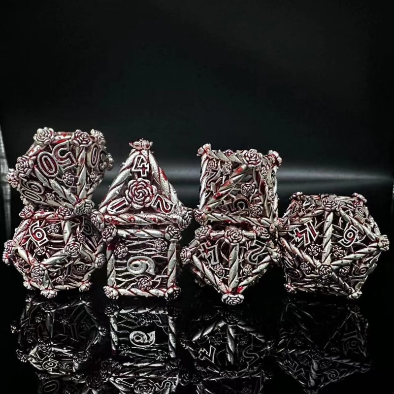Metalni set kockica za stolne RPG s otvorenim uzorkom ruže