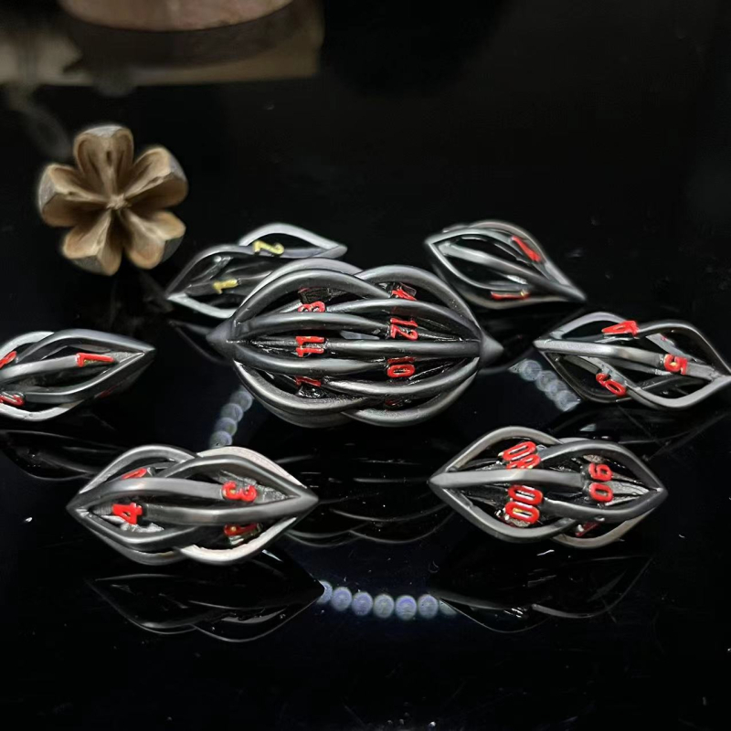 Metalni set kockica za stolne RPG s otvorenim uzorkom ruže