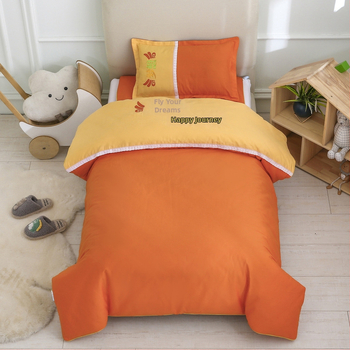 Set de lenjerie de pat din bumbac pentru internatul grădiniței, șase piese, cu motiv desen animat; include cearșafuri și umplutură de pilotă