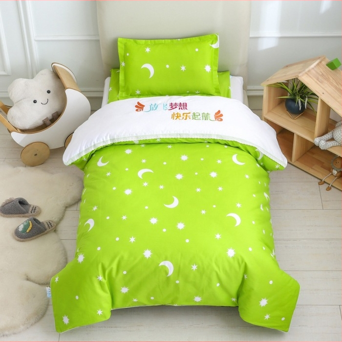 Set de lenjerie de pat din bumbac pentru internatul grădiniței, șase piese, cu motiv desen animat; include cearșafuri și umplutură de pilotă