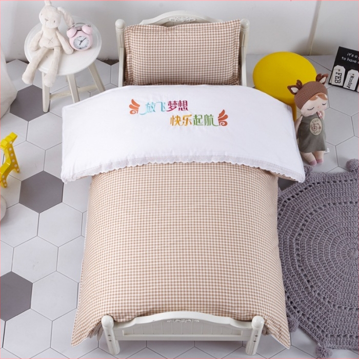 Set de lenjerie de pat din bumbac pentru internatul grădiniței, șase piese, cu motiv desen animat; include cearșafuri și umplutură de pilotă