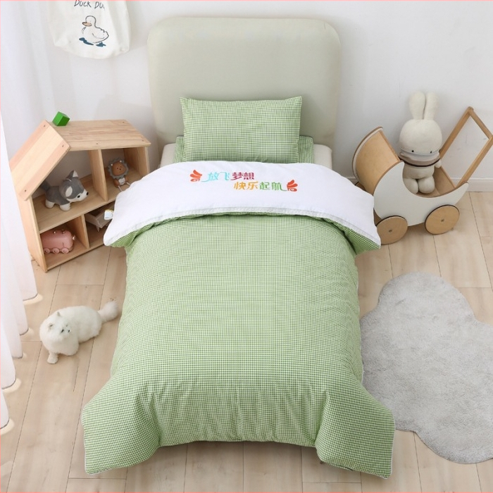 Set de lenjerie de pat din bumbac pentru internatul grădiniței, șase piese, cu motiv desen animat; include cearșafuri și umplutură de pilotă